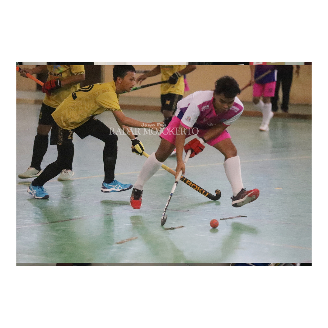 BERPRESTASI: Tim hoki Kabupaten Mojokerto bermain di GOR Gajah Mada, Mojosari, pada ajang Porprov VIII Jatim/2023 September lalu.