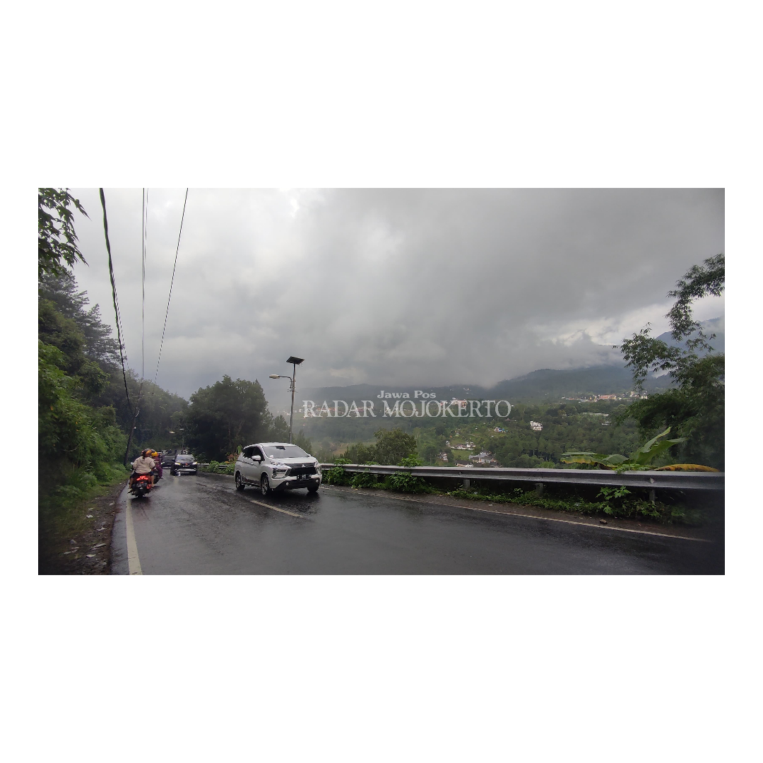 JALUR EKSTREM: Jalan menurun di jalur Pacet-Cangar terus dicermati sebelum sebelum angkutan kota dalam provinsi (AKDP) trayek Mojokerto-Batu resmi beroperasi.