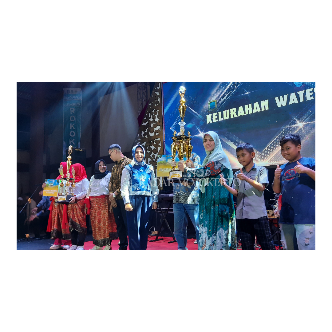 APRESIASI: Wali Kota Mojokerto Ika Puspitasari saat menyerahkan penghargaan kepada Juara Umum Kampung Bersih Berbudaya Award 2023 yang diterima Ketua TP PKK Kelurahan Wates Lutfiya Astutik.
