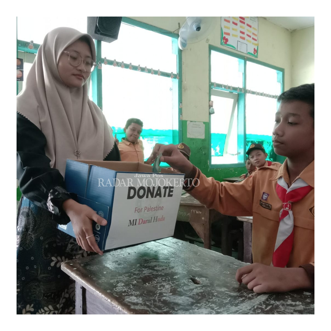 PEDULI: Siswa MI Darul Huda mendonasikan sebagaian uang saku untuk membantu dana kemanusiaan kepada warga Palestina yang berada di tengah konflik bersenjata.