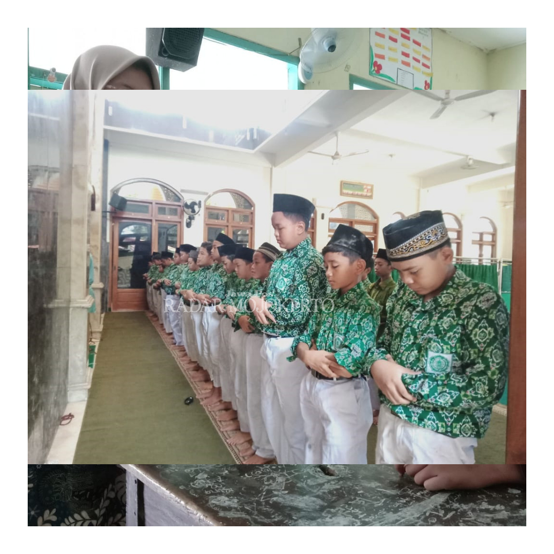 PEDULI: Siswa MI Darul Huda melaksanakan salat gaib untuk Palestina, kemarin (4/12). Kegiatan ini menjadi salah satu bentuk kepedulian mereka terhadap situasi dan konflik yang sedang terjadi.