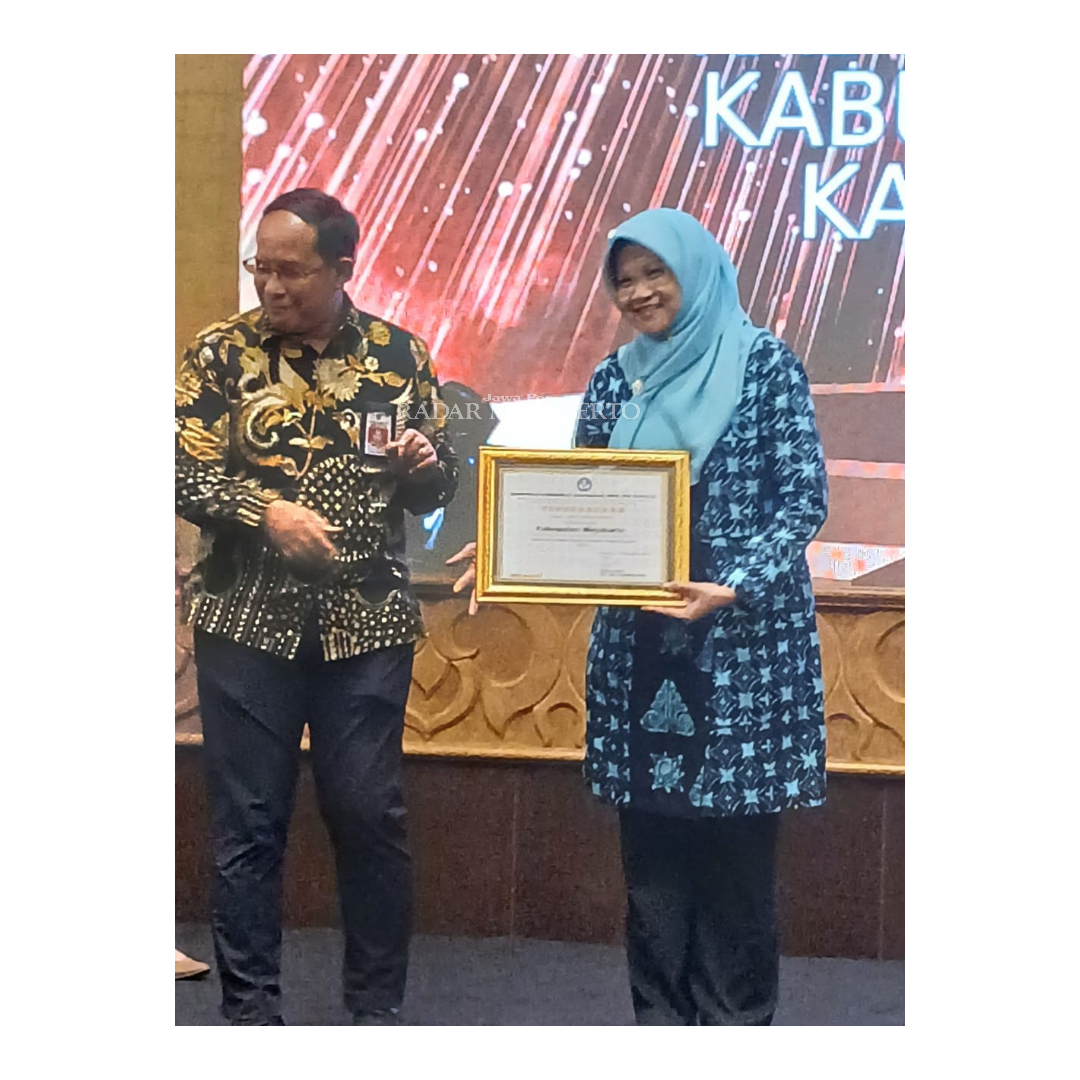 BORONG ANUGERAH: Sekretaris Dispendik Kabupaten Mojokerto Siti Mardijana mewakili Kepala Dispendik menerima penghargaan dari Kemendikbudristek RI dalam Implementasi Program Merdeka Belajar.