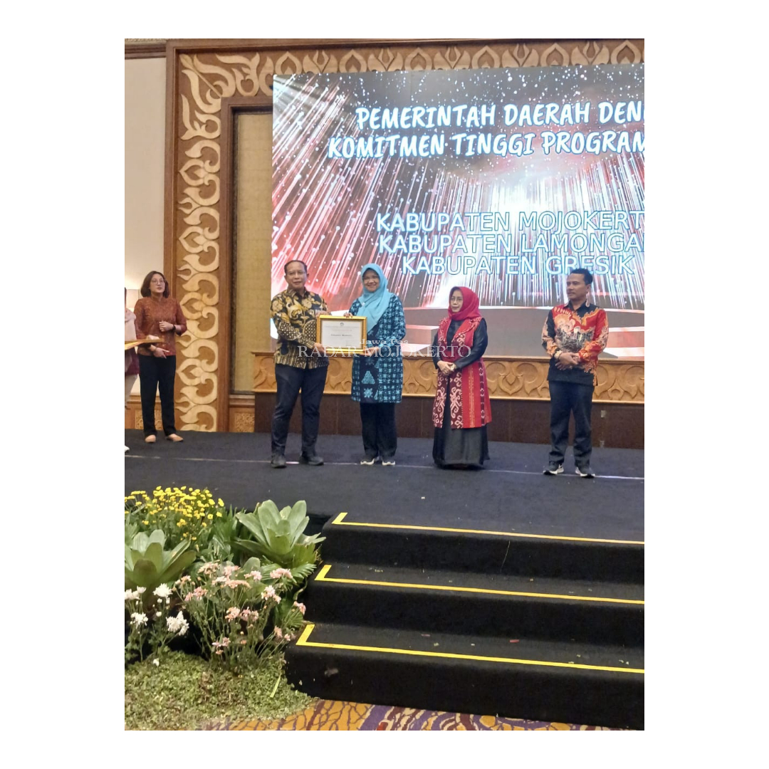 BORONG ANUGERAH: Sekretaris Dispendik Kabupaten Mojokerto Siti Mardijana mewakili Kepala Dispendik menerima penghargaan dari Kemendikbudristek RI dalam Implementasi Program Merdeka Belajar.