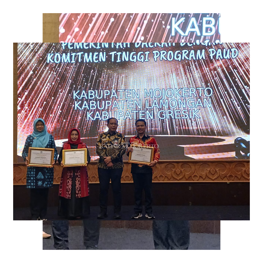 BORONG ANUGERAH: Sekretaris Dispendik Kabupaten Mojokerto Siti Mardijana mewakili Kepala Dispendik menerima penghargaan dari Kemendikbudristek RI dalam Implementasi Program Merdeka Belajar.