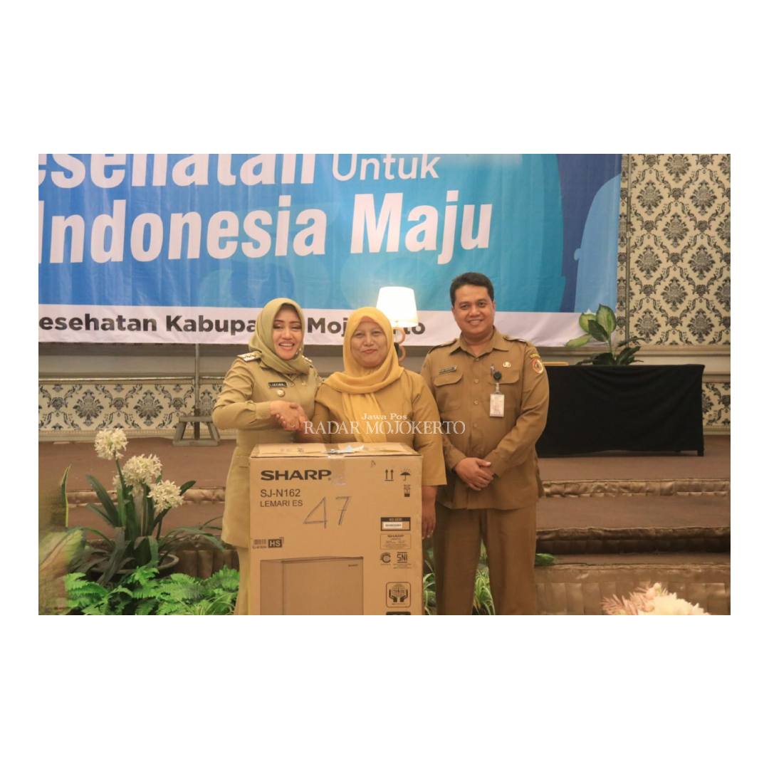 2.	SENANG: Bupati Mojokerto Ikfina Fahmawati dan Kepala Dinas Kesehatan (Dinkes) Kabupaten dr Ulum Rokhmat Rokhmawan bersama penerima doorprize.