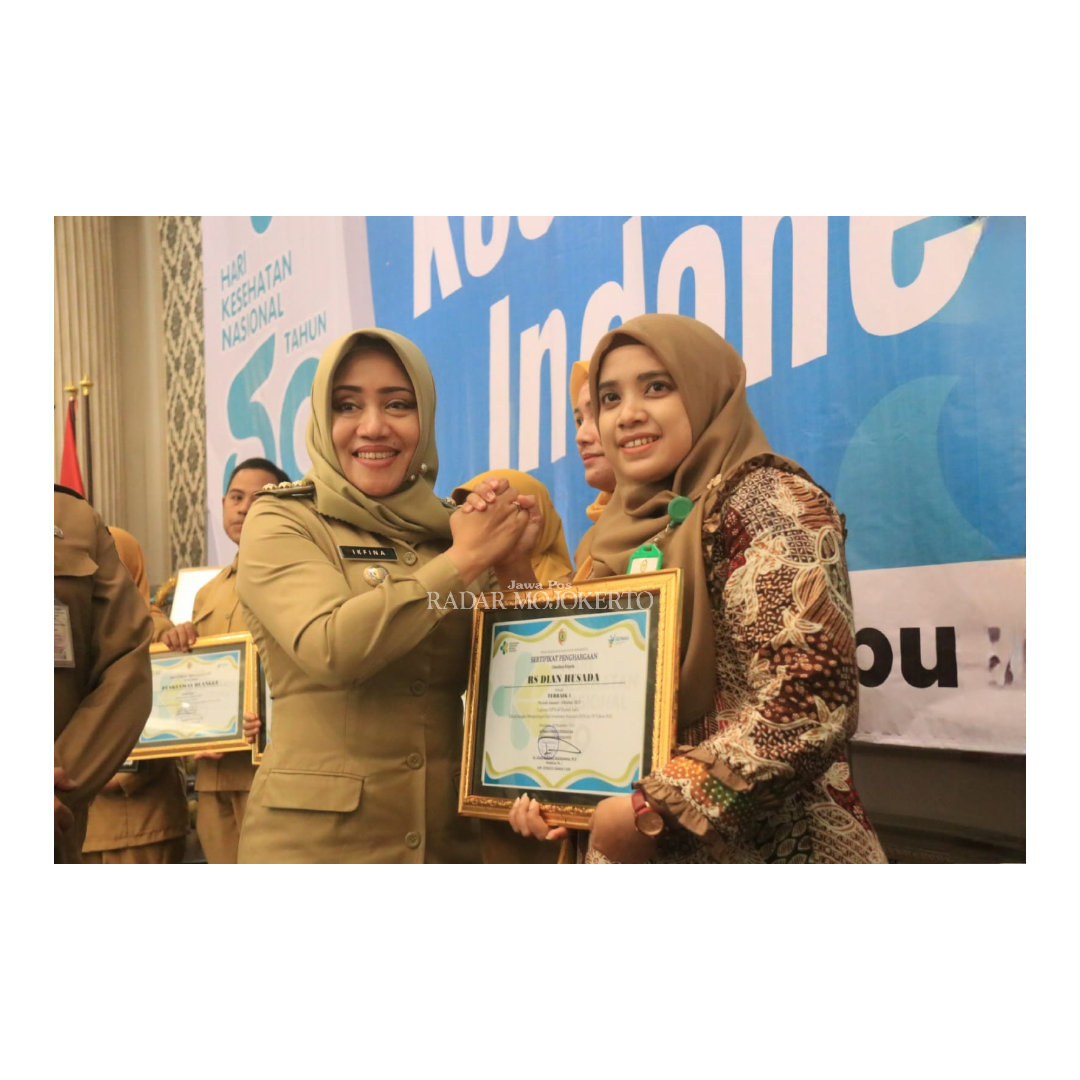 APRESIASI: Bupati Mojokerto Ikfina Fahmawati menyerahkan piagam  penghargaan pada peringatan Hari Kesehatan Nasional (HKN)2023.