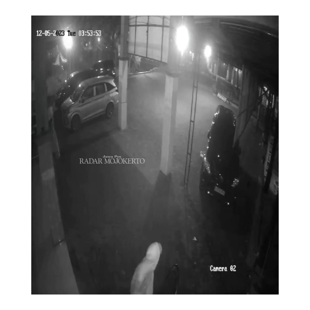 MALING MOTOR: Rekaman CCTV hotel menyorot pelaku yang tengah menggasak motor korban, Selasa (5/12) dini hari.