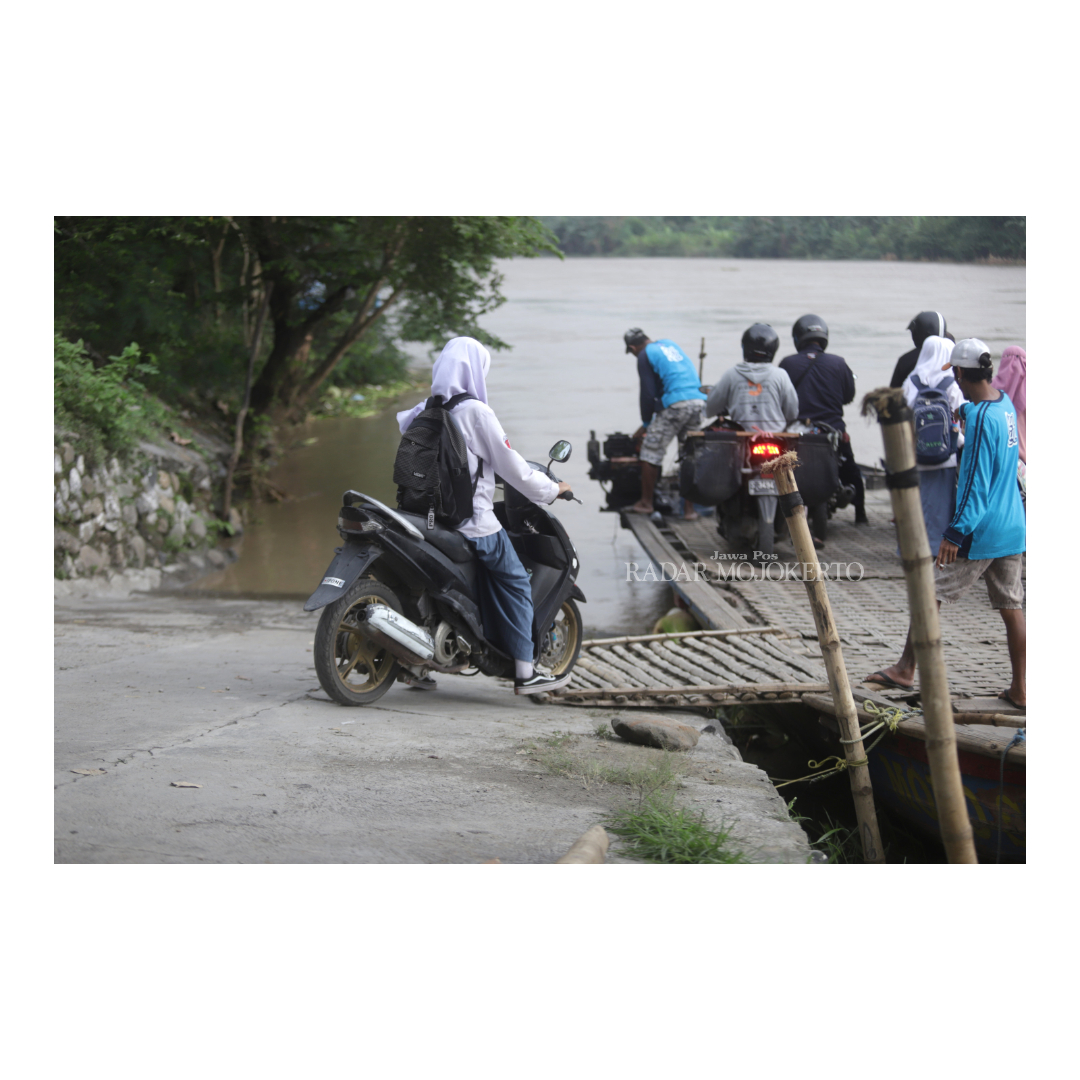 AKSES UTAMA: Aktivitas penyeberangan perahu di Sungai Brantas, Desa Betro, Kecamatan Kemlagi, Kabupaten Mojokerto, yang berhubungan dengan wilayah Kabupaten Jombang.
