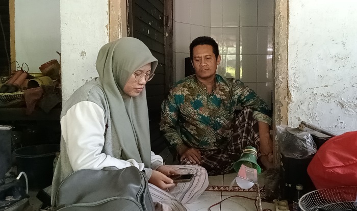 RAMAH: Yayak (kanan) menemui tamu di rumahnya, di Dusun Jatisumber, Desa Watesumpak, Kecamatan Trowulan, Kamis (7/12). (foto Putri Fadiyah)