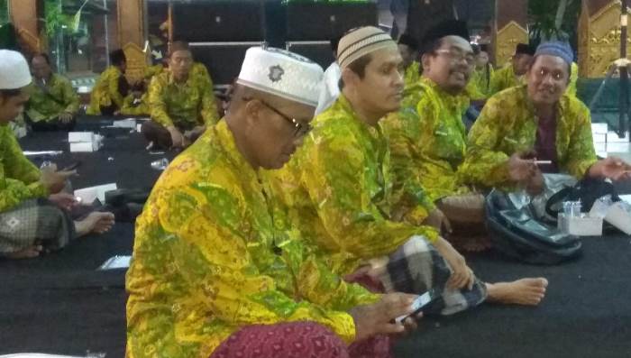 RUTIN: Yayayk (dua dari kiri) di tengah menghadiri acara JHQ di Pendapa Majatama Pemkab Mojokerto. (foto dokumen Yayak)