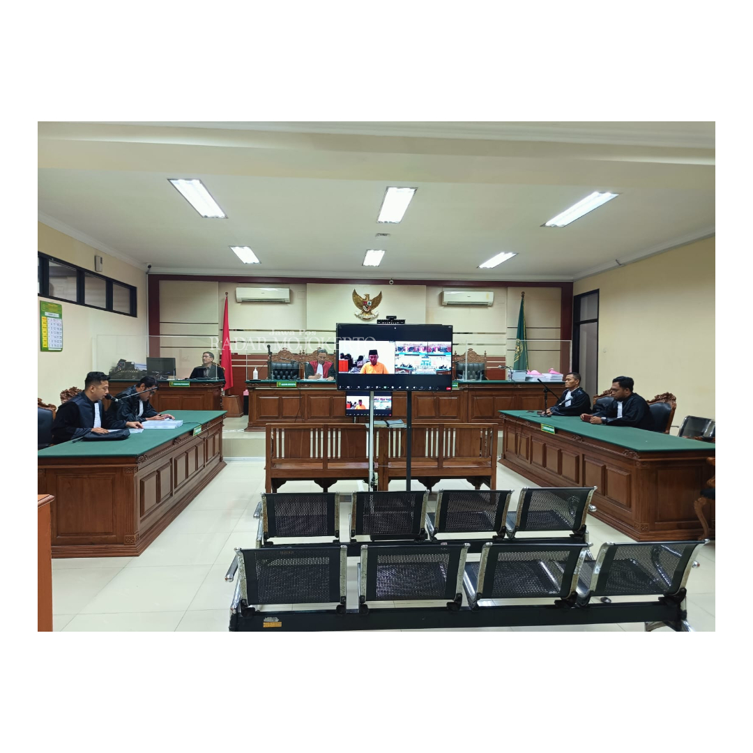 PERADILAN: Kades Lolawang nonaktif Sugiarto, melakoni sidang agenda tuntutan di Pengadilan Negeri Surabaya secara daring, Rabu (6/12).
