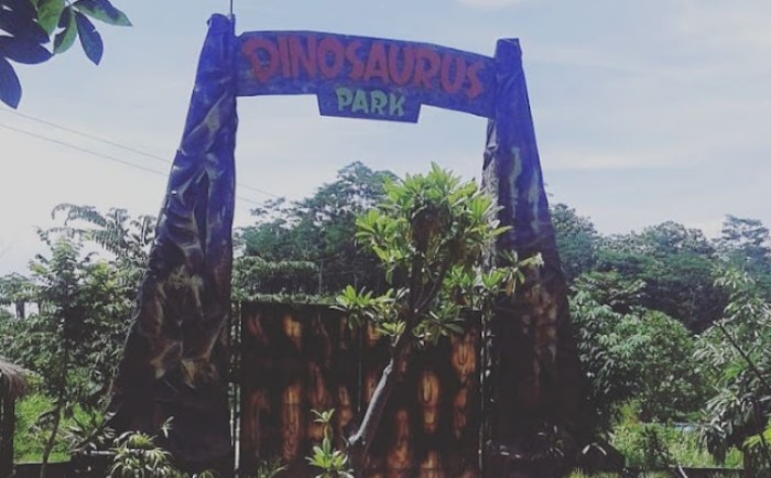 KOMPLET: Tak hanya water park, wahana atraktif lainnya maupun dino park mampu menjadi wahana edukatif bagi para pengunjung. (dok internet)