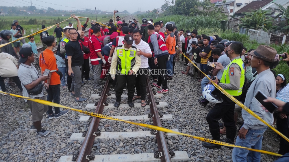 MALANG TAK DAPAT DITOLAK: Relawan mengevakuasi jasad korban dari rel Kereta Api (KA) di Underpass lingkungan Tropodo, Kelurahan Meri, Kecamatan Kranggan, Kota Mojokerto, Sabtu (9/12) sore.