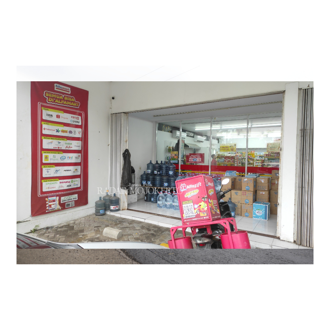 APES: Kepala toko minimarket di Jalan Raden Wijaya menunjukkan lokasi pencurian motor milik karyawannya yang digondol komplotan maling bermobil warna orange, Rabu (6/12).