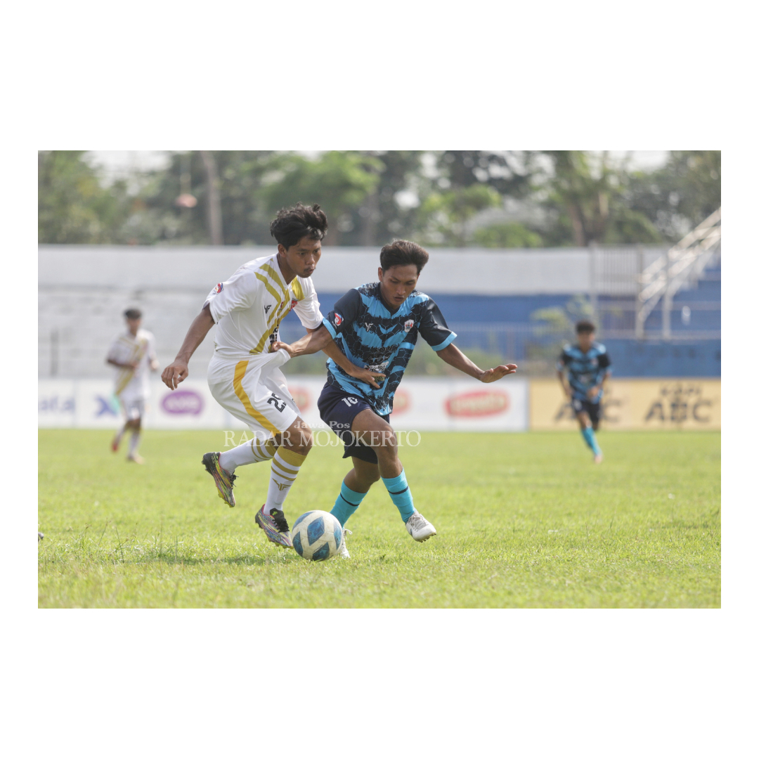 BERPROGRES: Pertandingan PSMP (putih) menghadapi Simo Putra FC, Kamis (7/12). Hari ini, tuan rumah akan menjamu Assyabaab Bangil di  Stadion Gajah Mada, Mojosari, dalam laga lanjutan penyisihan grup E
