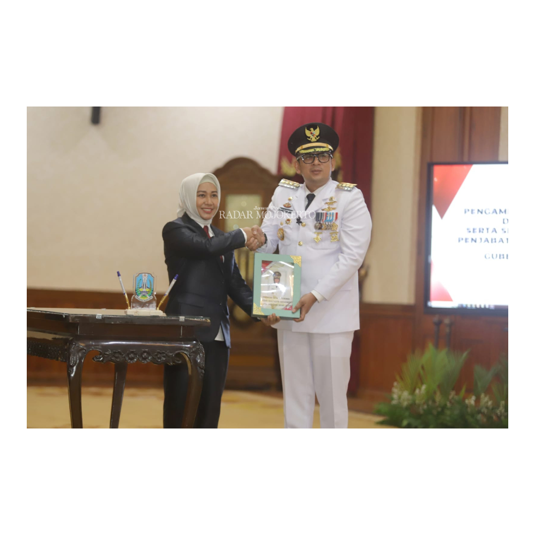 BERGANTI: Serah terima jabatan Wali Kota Mojokerto yang dilakukan Ika Puspitasari dan Mohamad Ali Kuncoro di Gedung Negara Grahadi, Minggu (10/12).