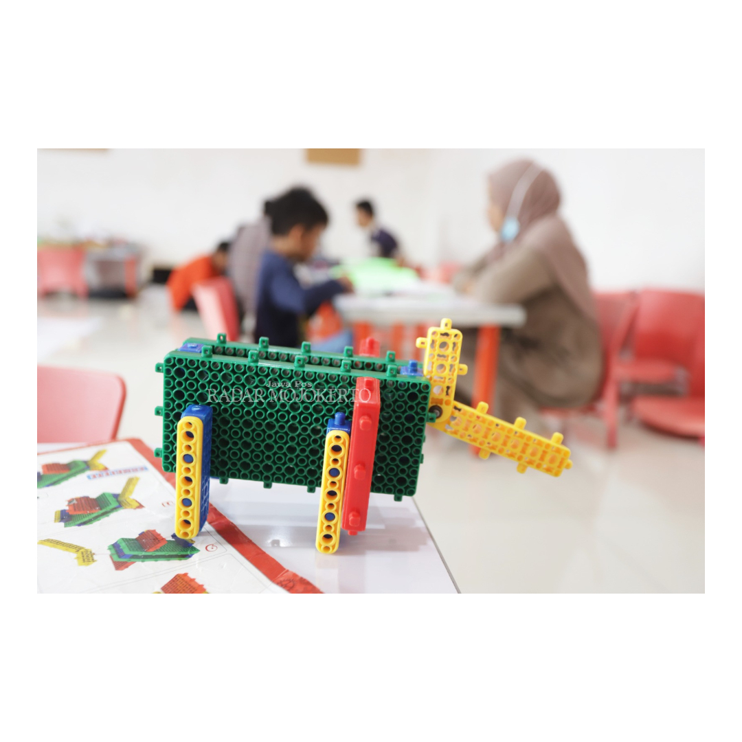 MENYENANGKAN: Kegiatan siswa merakit dan menggerakkan robot di Roboplus, Jalan Joko Tole 33, Kota Mojokerto, Jumat (8/12).