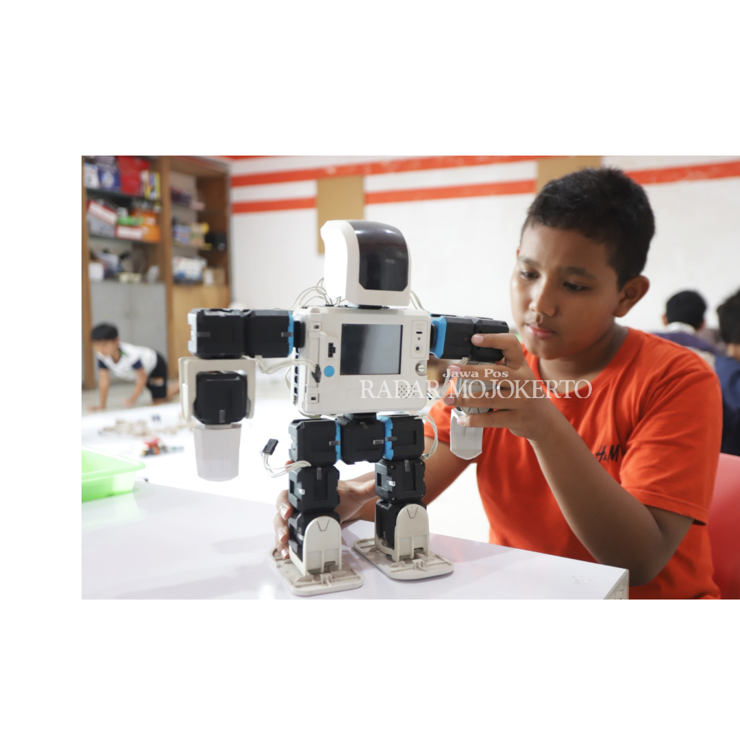 MENYENANGKAN: Kegiatan siswa merakit dan menggerakkan robot di Roboplus, Jalan Joko Tole 33, Kota Mojokerto, Jumat (8/12).