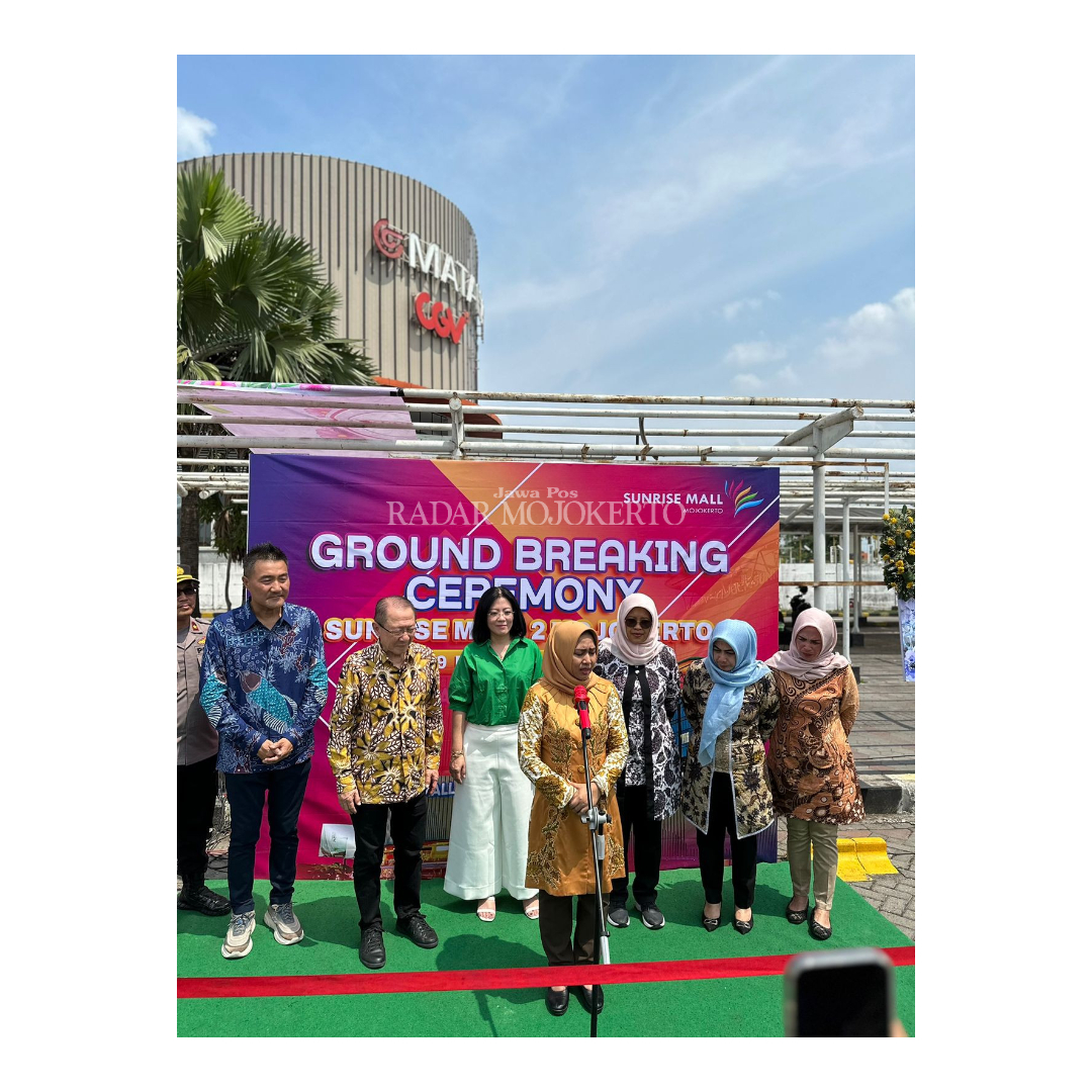 SAMBUTAN: Walikota Kota Mojokerto, Hj Ika Puspitasari didampingi owner Sunrise Mall Mojokerto Rudyanto serta segenap direksi Sunrise Mall Mojokerto bersiap untuk peletakan batu pertama.