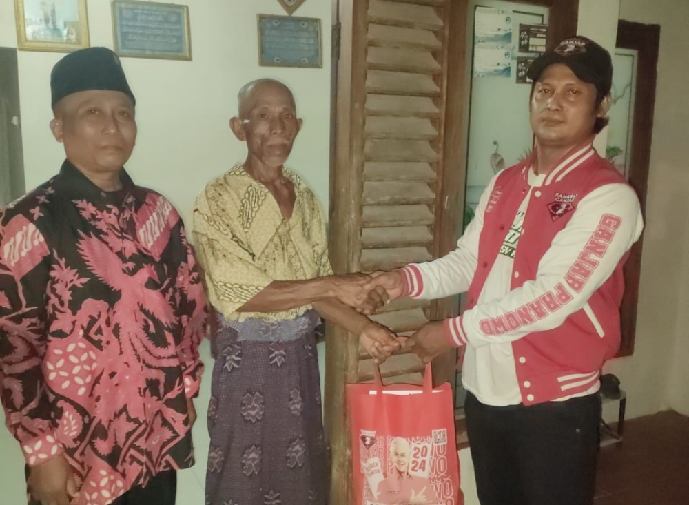DATANGI WARGA: Relawan Sahabat Ganjar Mojokerto Raya berkunjung ke rumah warga mensosialisasikan sosok Calon Presiden&nbsp;Ganjar&nbsp;Pranowo dan Cawapres Mahfudz MD di Kecamatan Dawarblandong, waktu lalu.