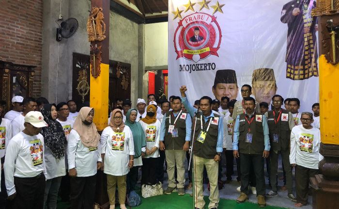 SEMANGAT MEMBARA: Ketua Prabu 1 Regional X Jawa Timur Suhartono memimpin deklarasi kemenangan pasangan Prabowo-Gibran bersama masyarakat, Minggu (10/12).