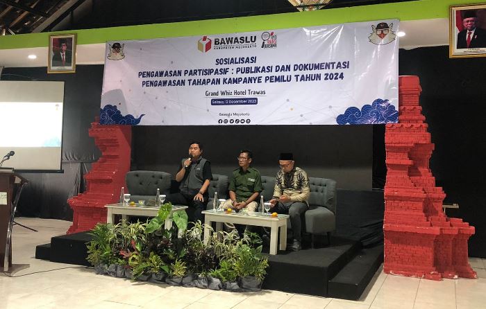 KAWAL BERSAMA: Ketua Bawaslu Kabupaten Mojokerto Dody Faizal (dua dari kiri) membuka acara sosialisasi pengawasan partisipatif di Grand Whiz Hotel, Trawas, Selasa (12/12). (foto Indah Oceananda)