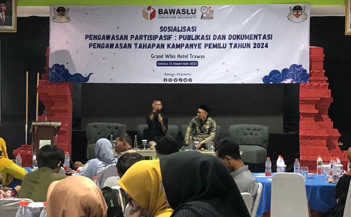 PERAN PENTING: Perwakilan PWI Mojokerto Moch. Chariris menjadi narasumber sosialisasi pengawasan partisipatif yang digelar Bawaslu Kabupaten Mojokerto. (foto Indah Oceananda)