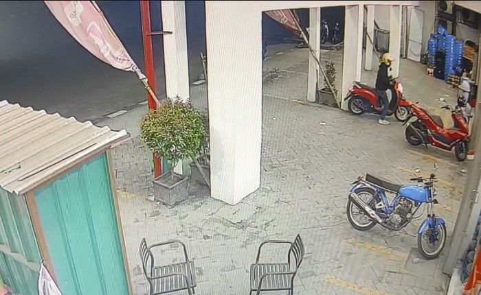 TEREKAM CCTV: Pelaku pencurian motor beraksi di minimarket di Jalan Raya Ijen, Kelurahan Wates, Kecamatan Magersari.