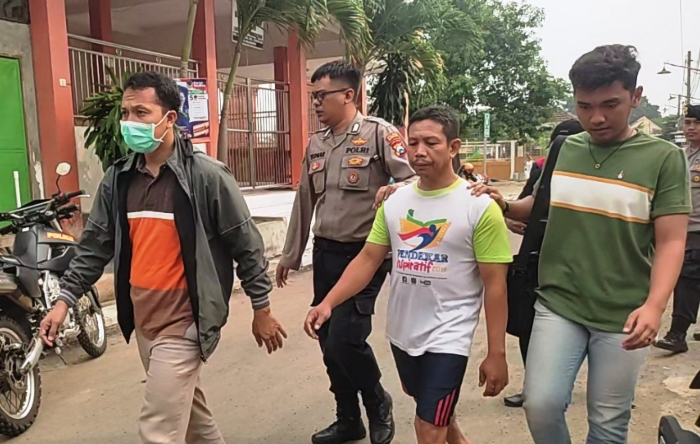 DIPERIKSA: Pelaku didampingi kuasa hukumnya dimintai keterangan petugas di Mapolres Mojokerto Kota, Minggu (10/12). (foto Martda Vadetya)