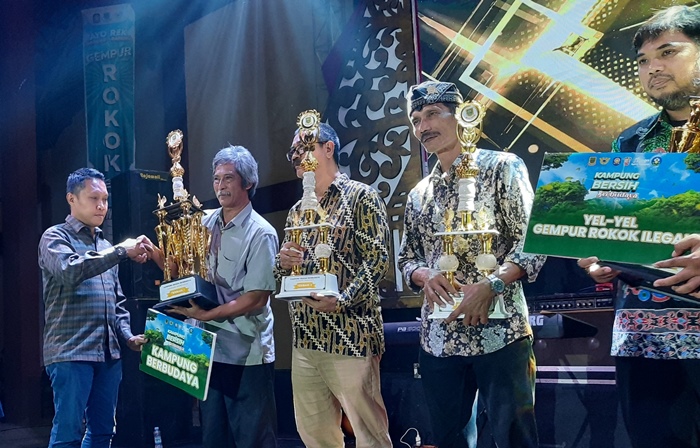 APRESIASI: Lurah Kedundung Nurihudah menerima penghargaan juara I kategori Kampung Berbudaya dari Kasi Intel Kejari Kota Mojokerto Joko Sutrisno pada ajang Kampung Bersih dan Berbudaya 2023.