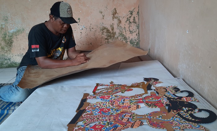 DILESTARIKAN: Salah satu perajin wayang kulit di Lingkungan Balongrawe RW 05, Kelurahan Kedundung, Kecamatan Magersari Kota Mojokerto.
