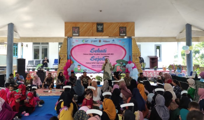 EDUKATIF: Bupati Ikfina Fahmawati terjun secara langsung memberikan penjelasan untuk cegah stunting di Desa Penanggungan, Jumat (8/12).