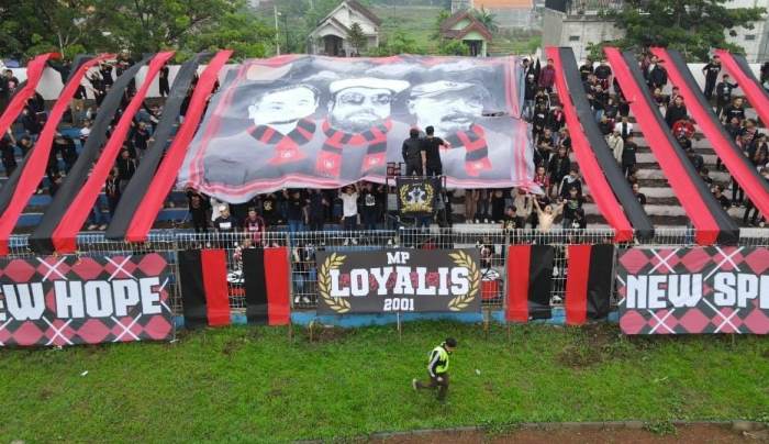 DUKUNGAN: Koreografi kelompok suporter MP Loyalis 2001 saat mendukung PSMP di Stadion Gajah Mada, Mojosari, Sabtu (9/12) lalu.