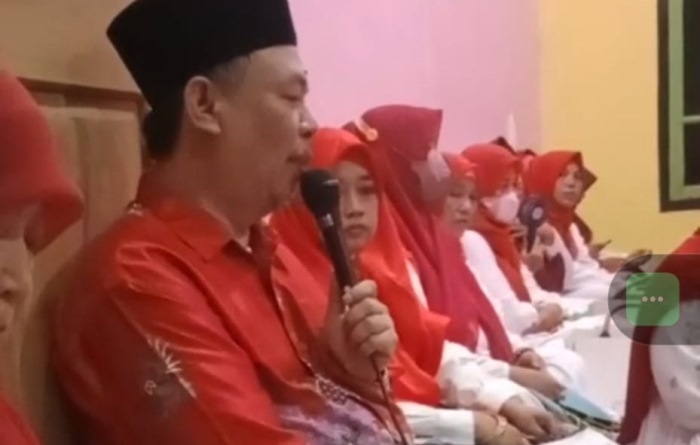 KONSOLIDASI: Ketua DPC PDIP Kota Mojokerto Santoso Bekti Wibowo saat bertemu dengan kader dan pengurus partai di Kota Mojokerto.