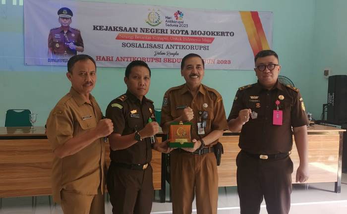 SUVENIR: Ketua MKKS SMAN Kota Mojokerto Raden Imam Wahjudi (dua dari kanan) bersama tim Kejari Kota Mojokerto.