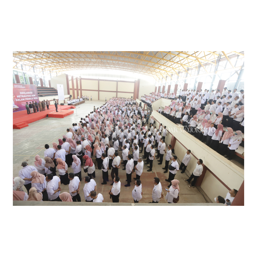 KOMITMEN: Pj Wali Kota Mojokerto Moh. Ali Kuncoro saat memimpin Deklarasi Netralitas ASN dalam Pemilu 2024 yang diikuti pegawai Pemkot Mojokerto di GOR dan Seni Mojopahit, Rabu (13/12).