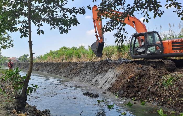 KEMBALIKAN FUNGSI SUNGAI: Dinas PUPR Kabupaten Mojokerto menuntaskan normalisasi sungai dan saluran sepanjang 1.000 km selama 2023. (foto Khudori)