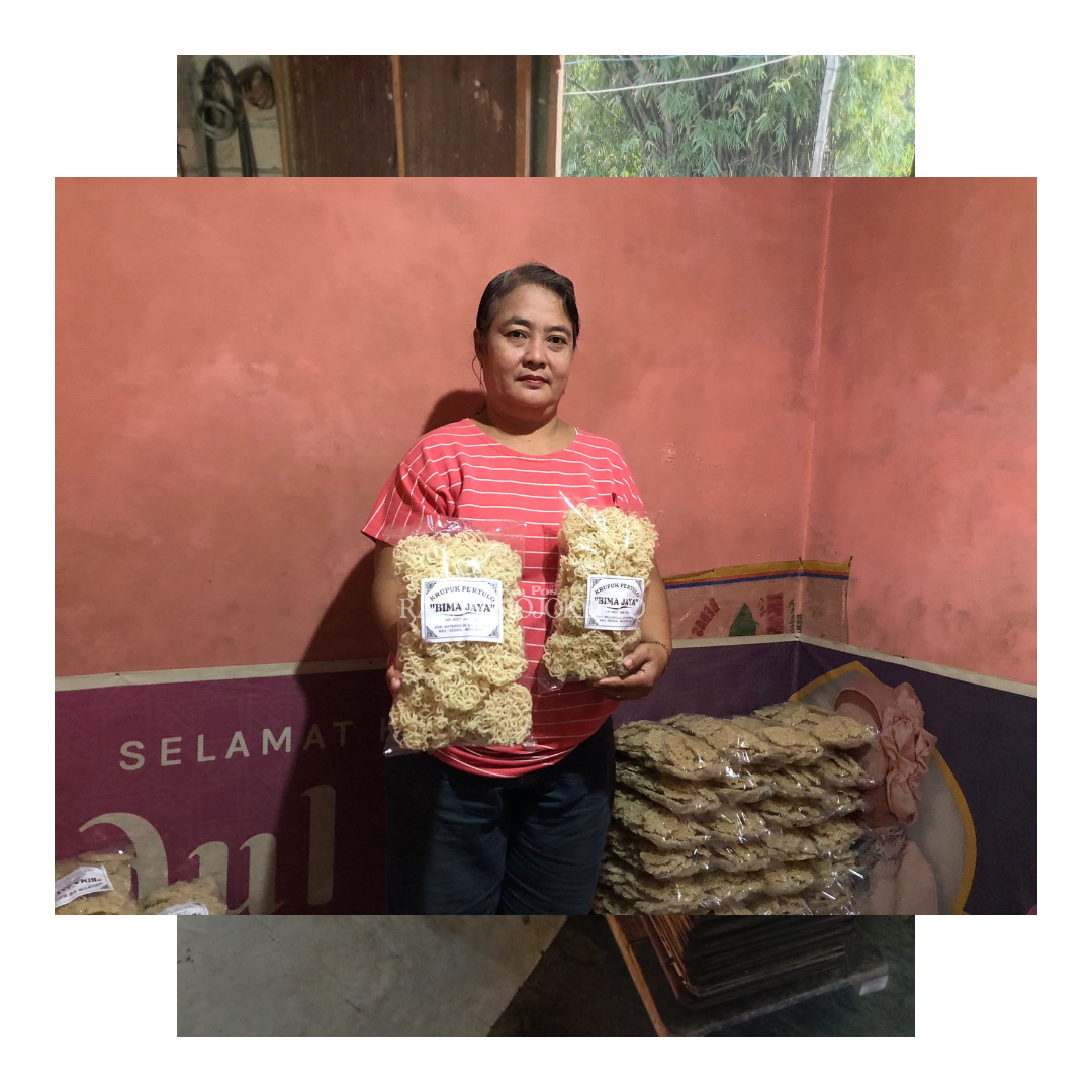 IKON KHAS: Warga saat memproduksi kerupuk petulo yang menjadi kuliner unggulan Desa Pagerejo.