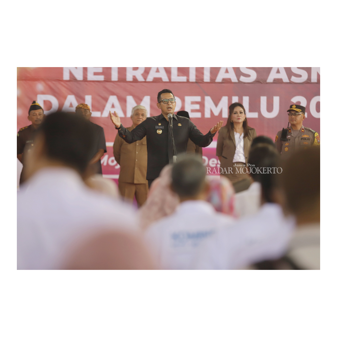 KOMITMEN: Pj Wali Kota Mojokerto Moh. Ali Kuncoro saat memimpin Deklarasi Netralitas ASN dalam Pemilu 2024 yang diikuti pegawai Pemkot Mojokerto di GOR dan Seni Mojopahit, Rabu (13/12).