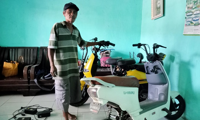 DISEWAKAN: Yazid menunjukkan sejumlah unit sepeda listrik yang ada di rumahnya di Desa Kedungmaling, Kecamatan Sooko. (foto Putri Fadiyah for Radar Mojokerto)