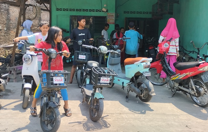 DIMINATI: Anak-anak mengantre rental sepeda listrik sepulang sekolah di Desa Kedungmaling, Kecamatan Sooko.  (foto Nadya Azzahra for Radar Mojokerto).