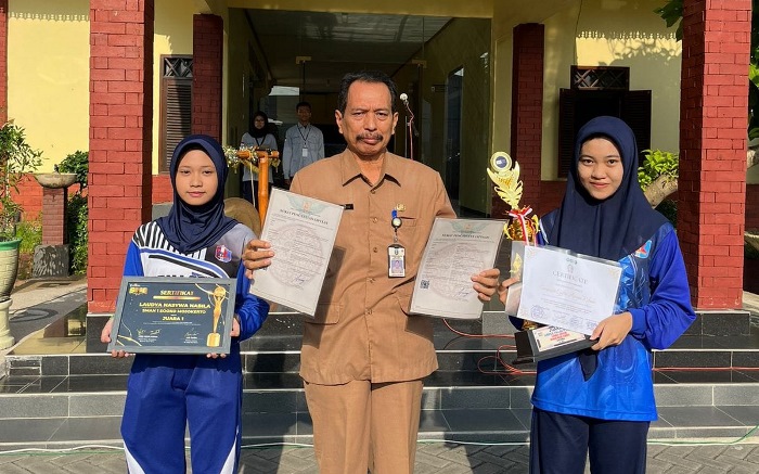 JAWARA: Kepala SMAN 1 Sutoyo bersama Laudya Nasywa Nabila dan Ananda Larasati Gifta Aisyah Rivado. (foto Ahmad Basuni)