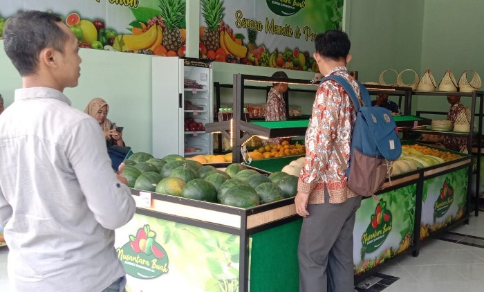 POTENSIAL: Swalayan buah yang milik BUMDes Harapan Baru Desa Sumberwuluh, Kecamatan Dawarblandong menjadi jujugan warga setiap harinya.