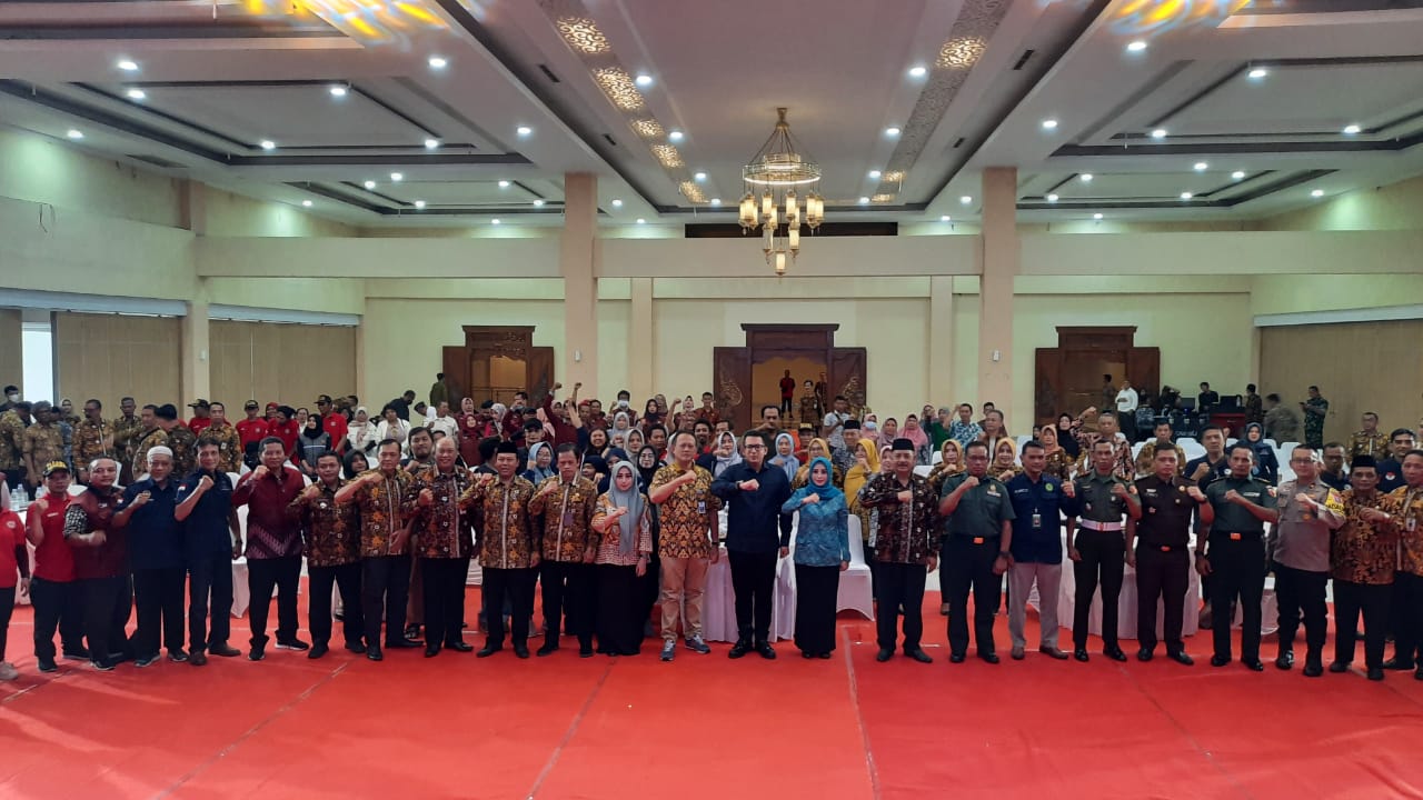 SOSIAL: Pj Wali Kota Mojokerto Moh. Ali Kuncoro saat menghadiri kegiatan peringatan Hari Kesetiakawanan Sosial Nasional (HKSN) 2023 di Hall Prajna Wijaya, MPP Gajah Mada, Kamis (14/12).