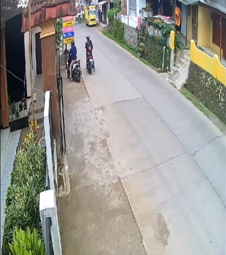DIGARONG: Kawanan maling menggondol motor yang diparkir di depan Balai Desa Belik, Kecamatan Trawas, Rabu (13/12) sore.