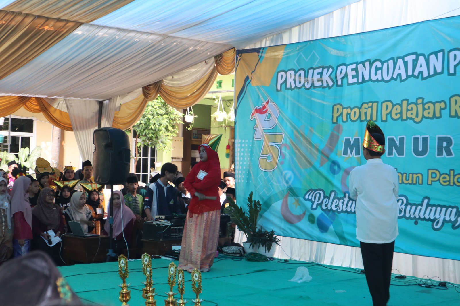PERCAYA DIRI: Peserta didik MI Nurul Huda 2 bermain drama dengan tema kearifan lokal dalam kegiatan P5PPRA.