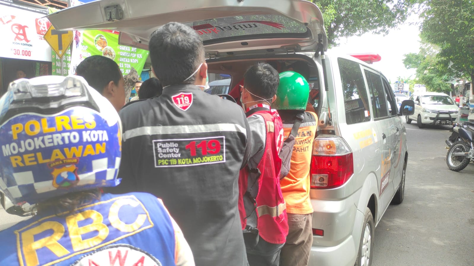 TAK TERSELAMATKAN: Relawan mengevakuasi jasad pemotor yang tewas di atas motor di Jalan KH. Nawawi, Kota Mojokerto, Jumat (15/12) siang.&nbsp;