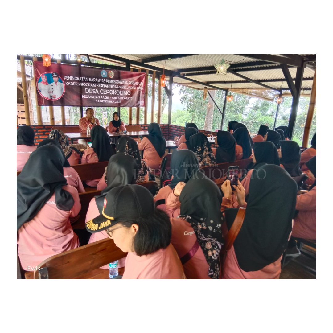 BERDAYA: Kepala Desa Cepokolimo Mahfud Sulaiman didampingi Ketua PKK Desa Cepokolimo Rianah Mahfud membuka kegiatan Peningkatan Kapasitas Pemberdayaan Perempuan Kader Program PKK, kemarin.
