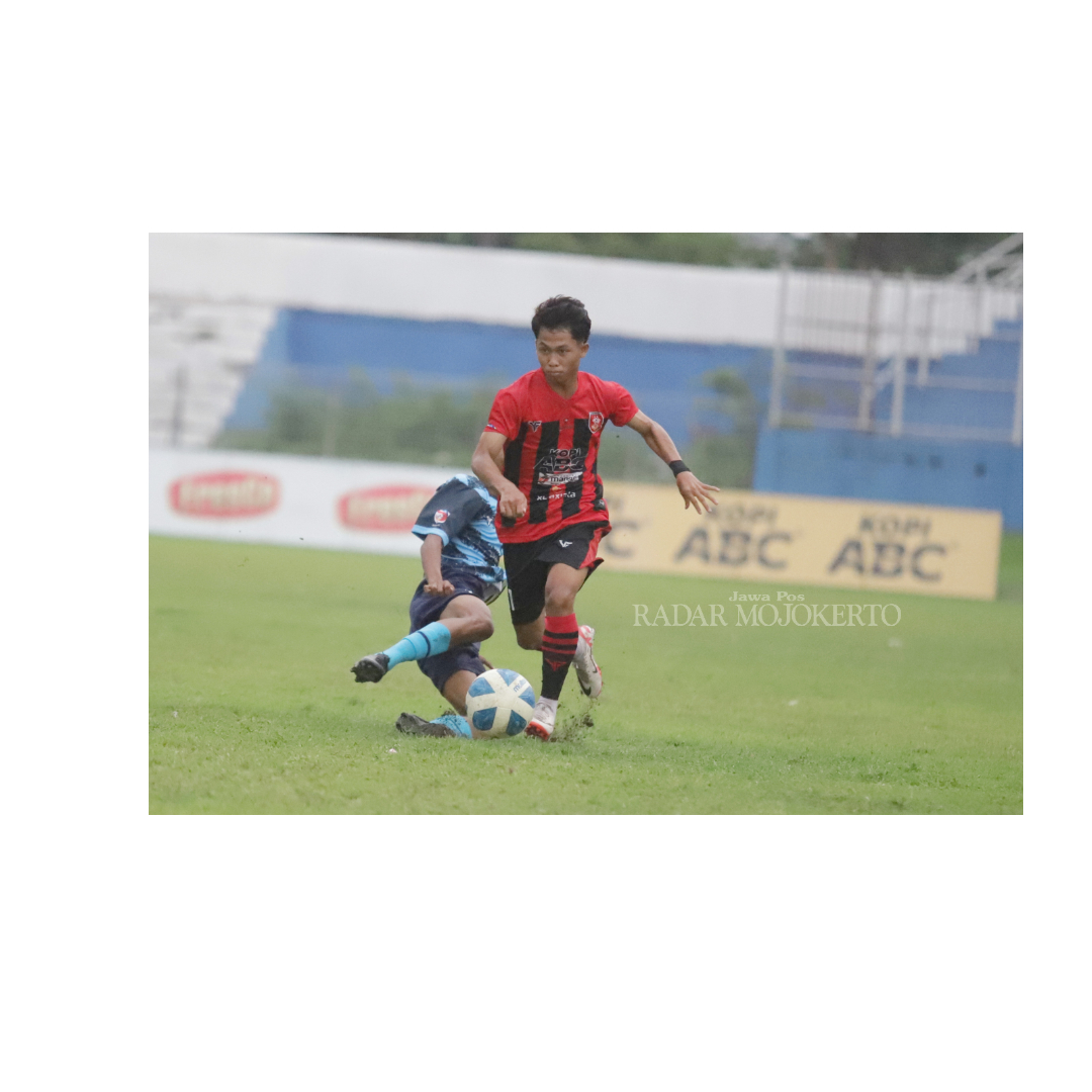 BERPROGRES: Pemain PSMP (merah) berebut bola dengan pemain Simo Putra FC dalam laga lanjutan leg kedua penyisihan grup E di Stadion Gajah Mada, Mojosari, kemarin.