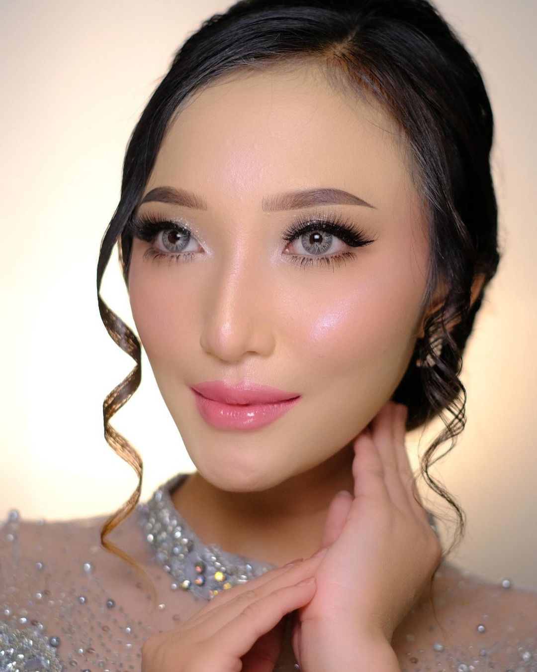 CANTIK: Salah satu hasil tata rias wajah untuk wedding kreasi MUA Keke Prasetyono.